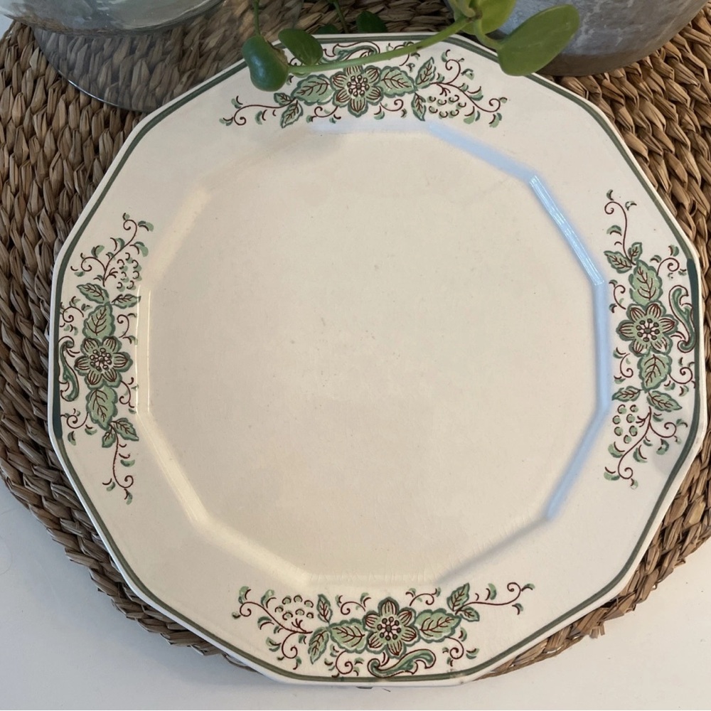 VTG Ivory & Green 12-Sided Dinner Plate Floral & Leaf Unbranded COTTAGECORE
